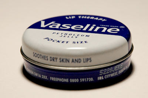  Vaseline giúp lấp đầy vết xước trên màn hình LCD