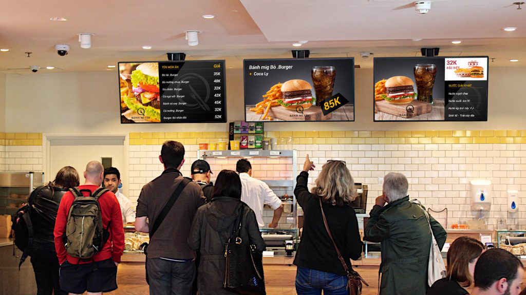 Màn hình quảng cáo treo tường được lắp đặt tại cửa hàng ăn nhanh để hiển thị menu