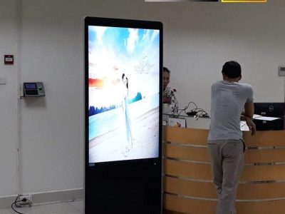 Màn Hình Quảng Cáo LCD Chân Đứng 32 Inch Wifi: Giải Pháp Hiển Thị Hiệu Quả 2026 - Zeus Việt Nam